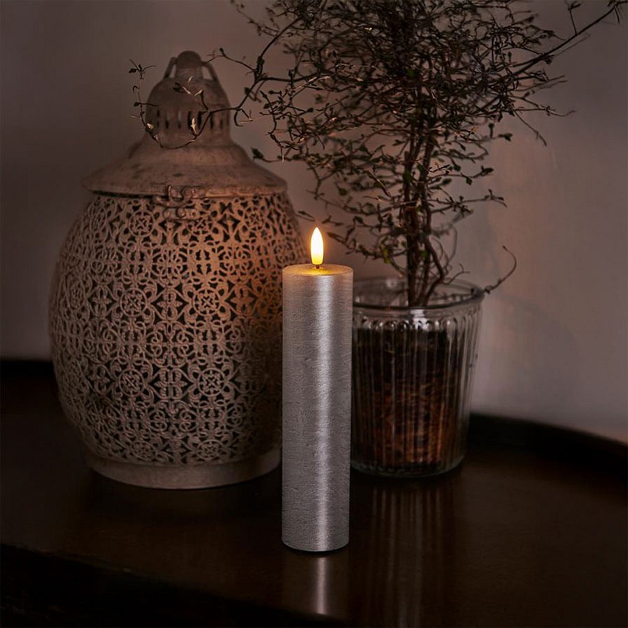 80765-voskova-led-svicka-sille-20cm-stribrna-prum-5cm