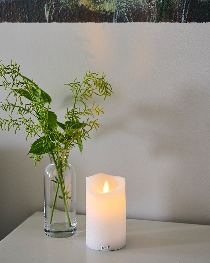 Dobíjacia vosková LED sviečka Sara, biela, 7,5 x 12,5 cm