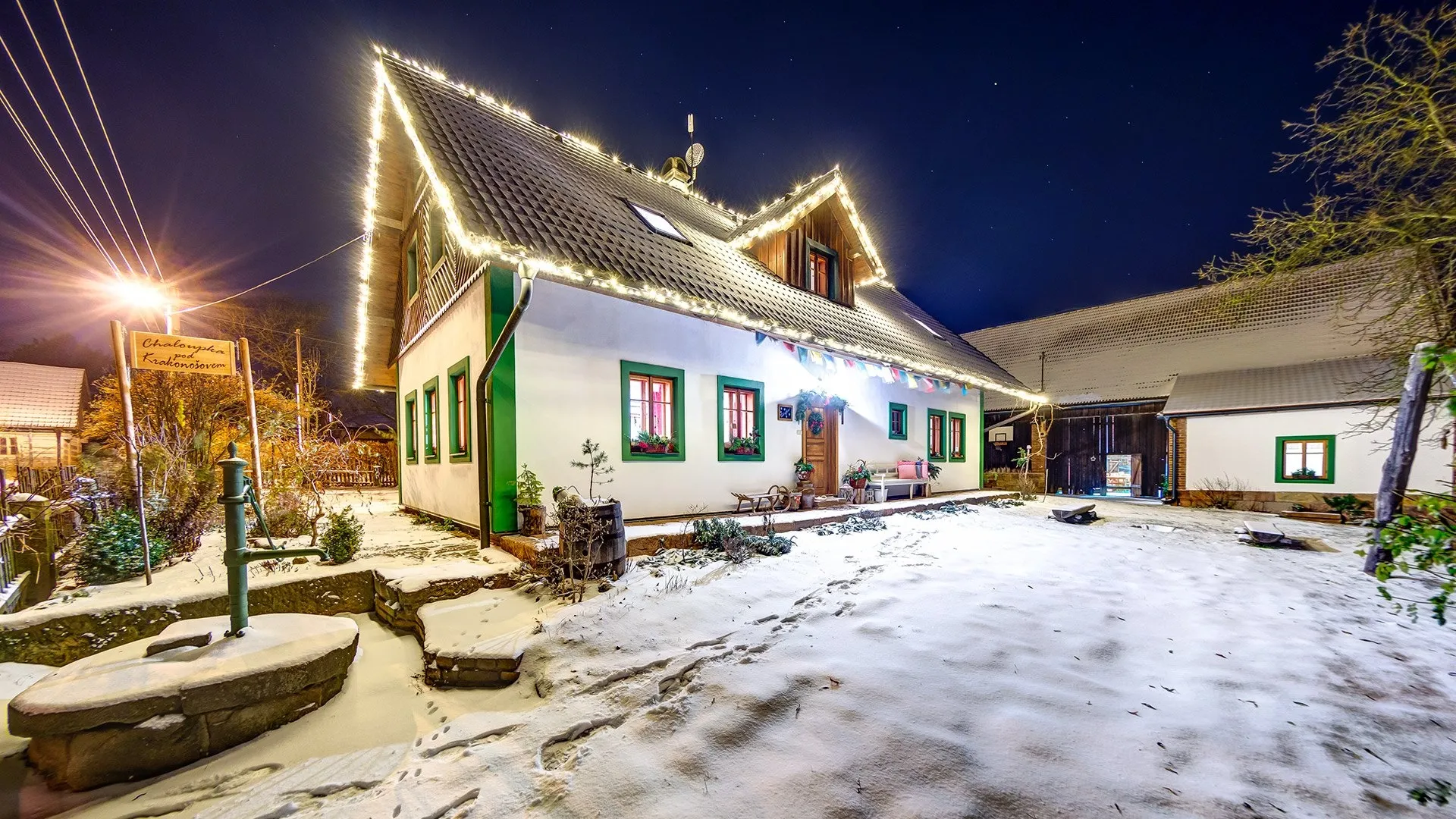 Rodinný dom so svetelnými cencúľmi na streche