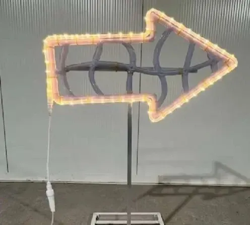 Easy Fix 2D LED svetelná šípka, 62 × 99 × 36 cm, stojaca, hliník