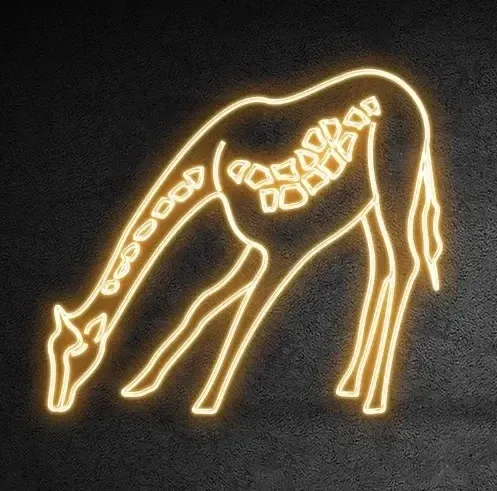Eco Fix 2D LED svetelná žirafa, pitná fontána, 249 × 217 cm, teplá biela, stojaca, 3D tlač, hliník
