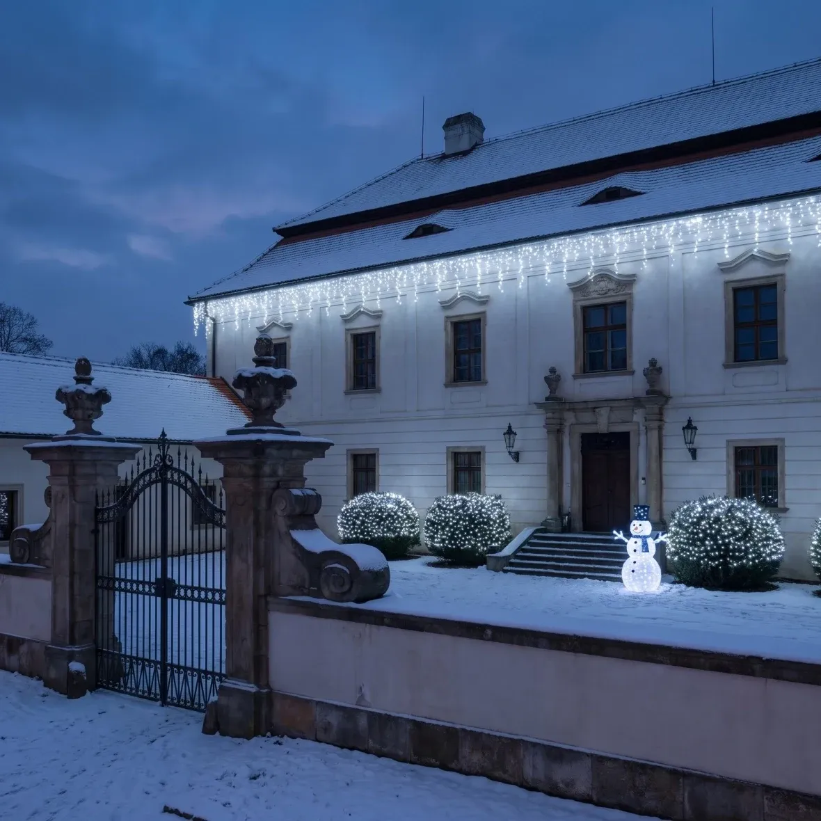 Vianočná sada pre hotely „Ľadová fasáda“, 9× ľadové cencúle 3 m, 3× reťaz 20 m, 3D LED snehuliak 107 cm, ľadovo biela