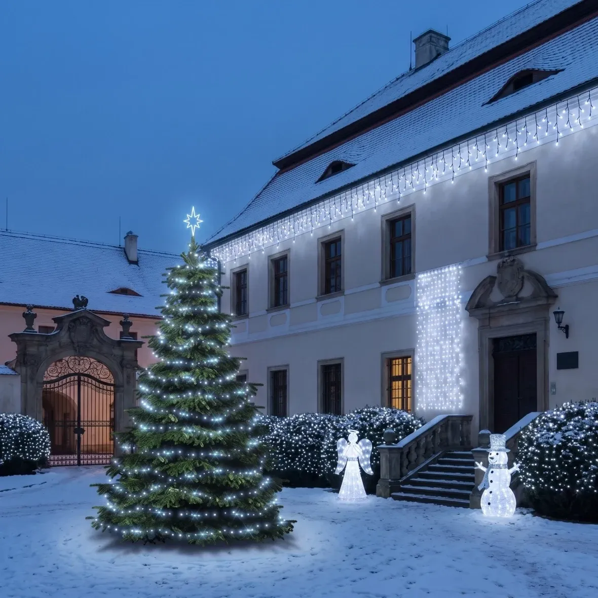 Vianočná sada pre hotely „Ľadový rezort“, strom 6–8 m Flash, 15× ľadové kvapky 3 m, 9× reťaz 20 m, 3D LED anjel 122 cm, 3D LED snehuliak 107 cm, ľadovo biela
