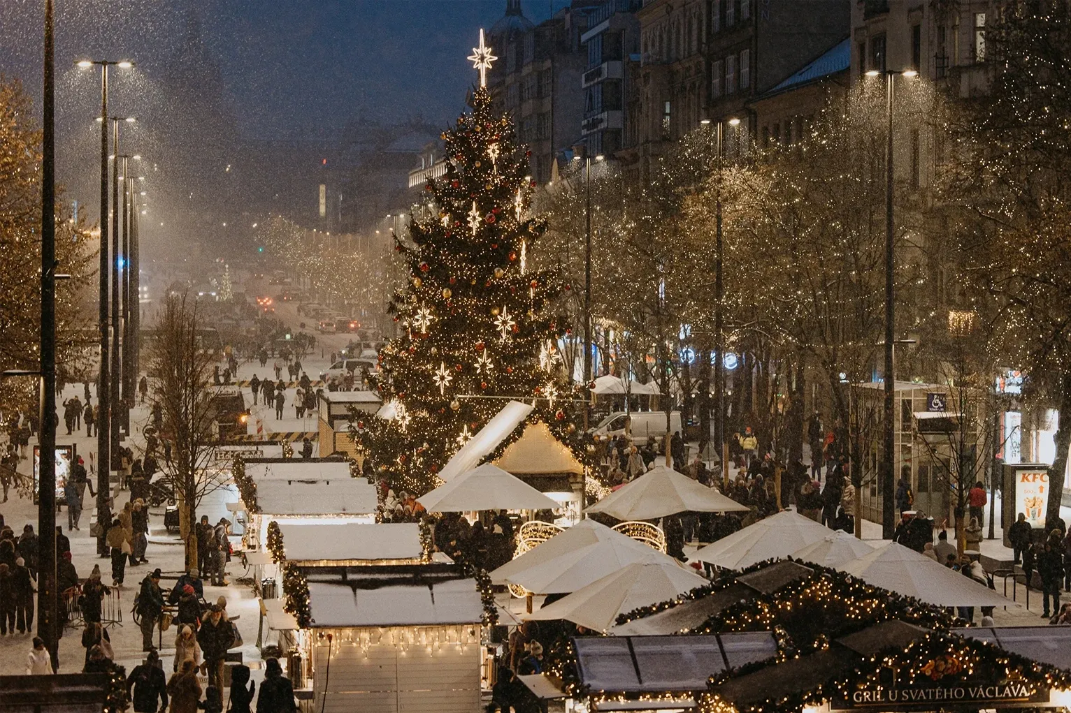 Vianočné trhy na námestí so stromčekom a svetelnou výzdobou