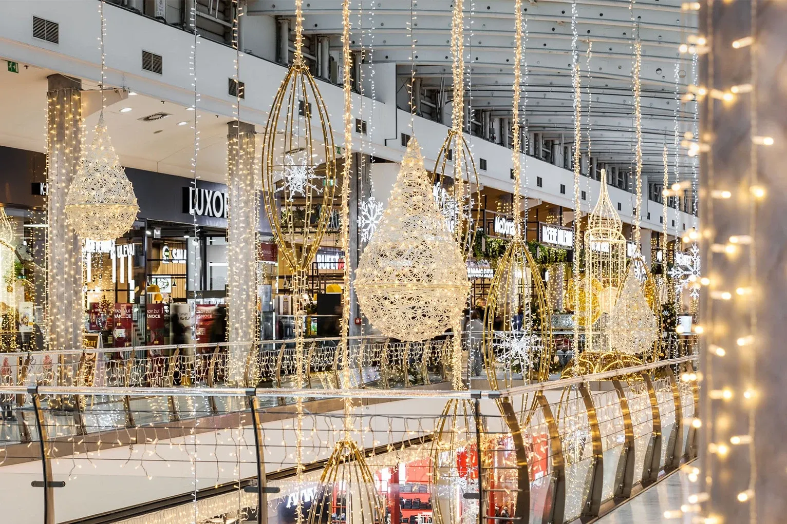 Nákupné centrum so svetelnými dekoráciami a reťazami